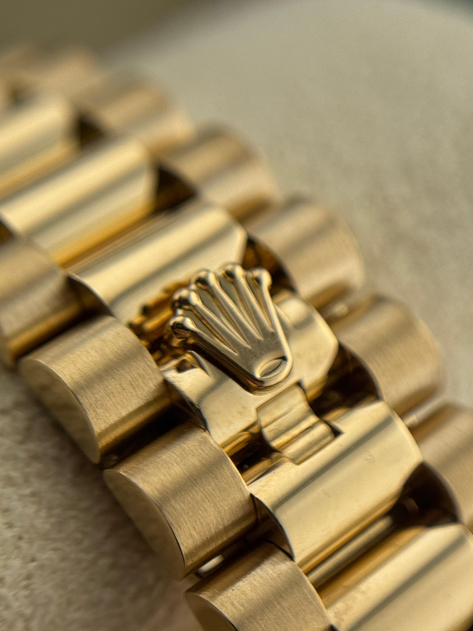 Rolex Datejust 31mm YellowGold Mother-of-pearl butterfly motifs 2021 - HOURLY 