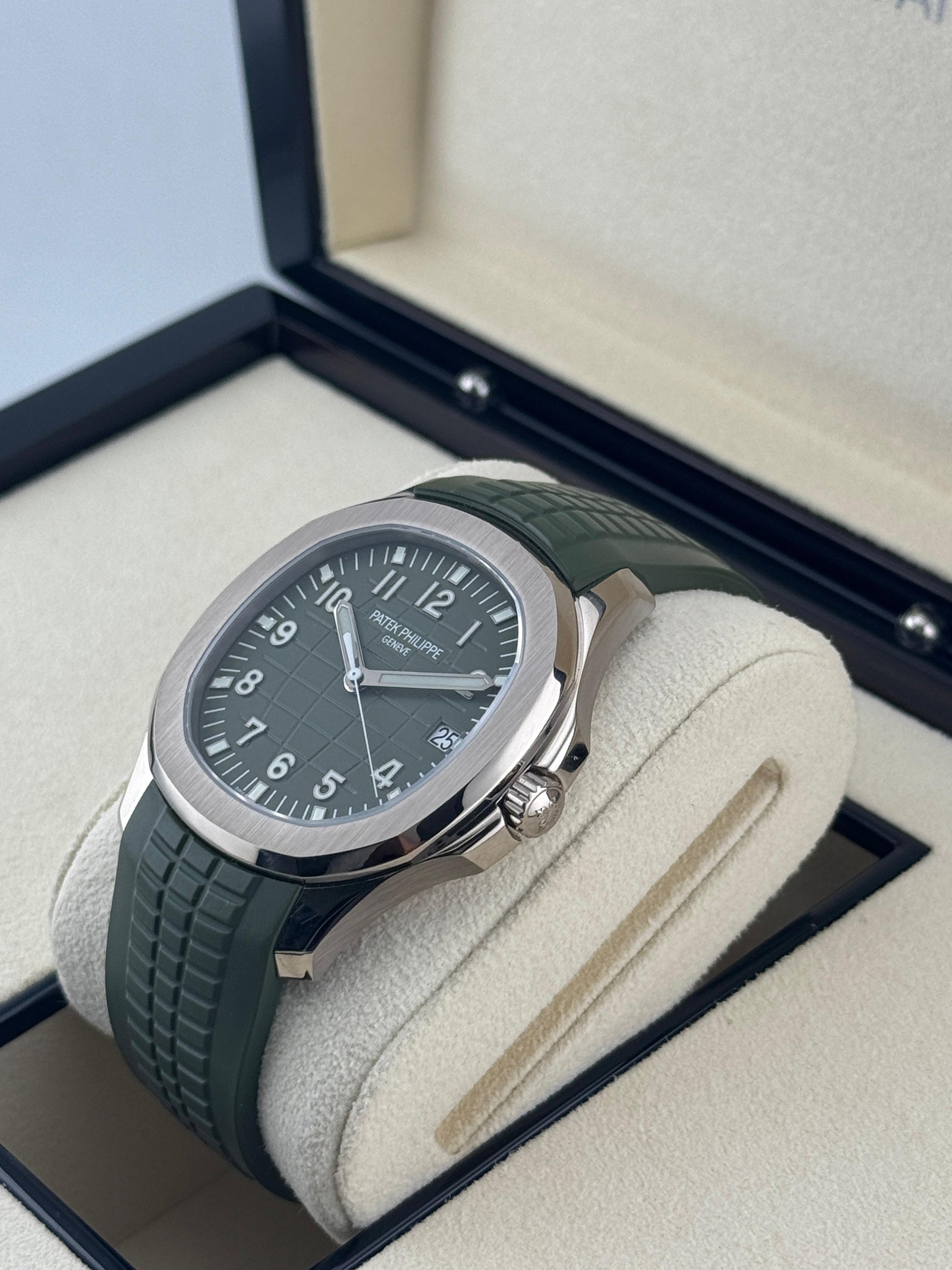 Patek Philippe Aquanaut WhiteGold Green 2022 - HOURLY 