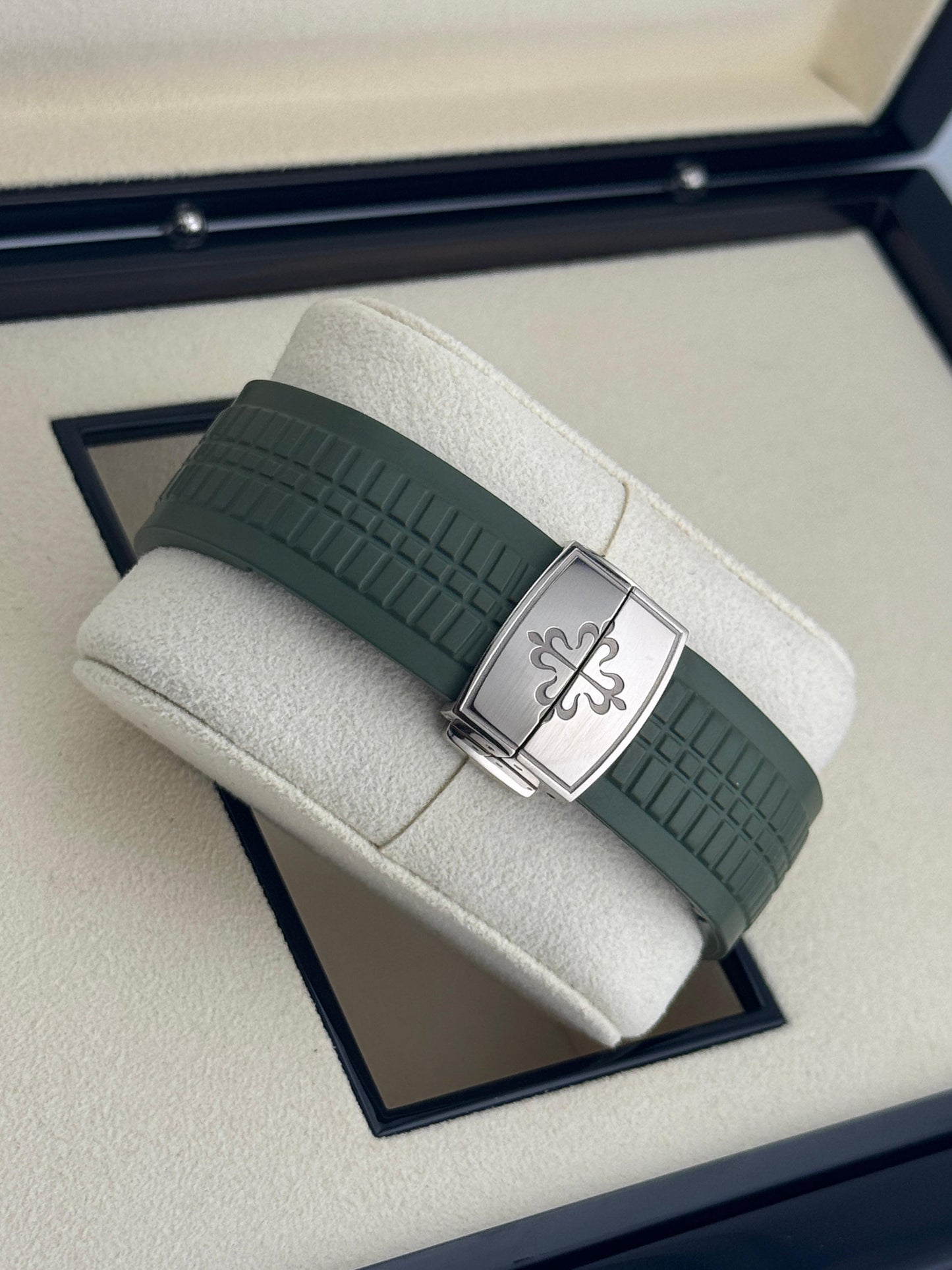 Patek Philippe Aquanaut WhiteGold Green 2022 - HOURLY 