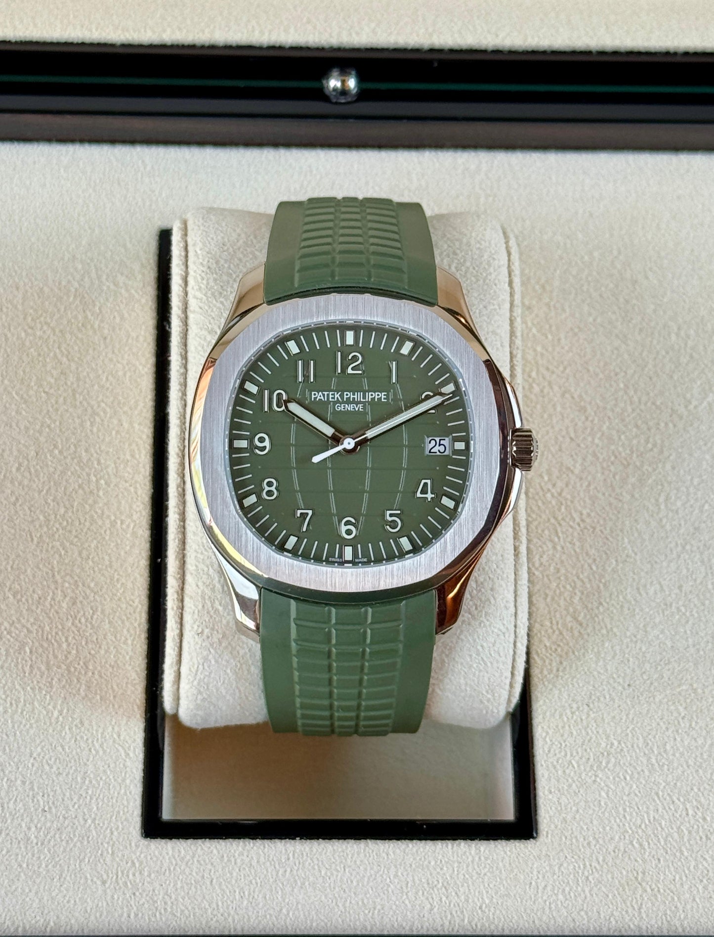 Patek Philippe Aquanaut WhiteGold Green 2022 - HOURLY 