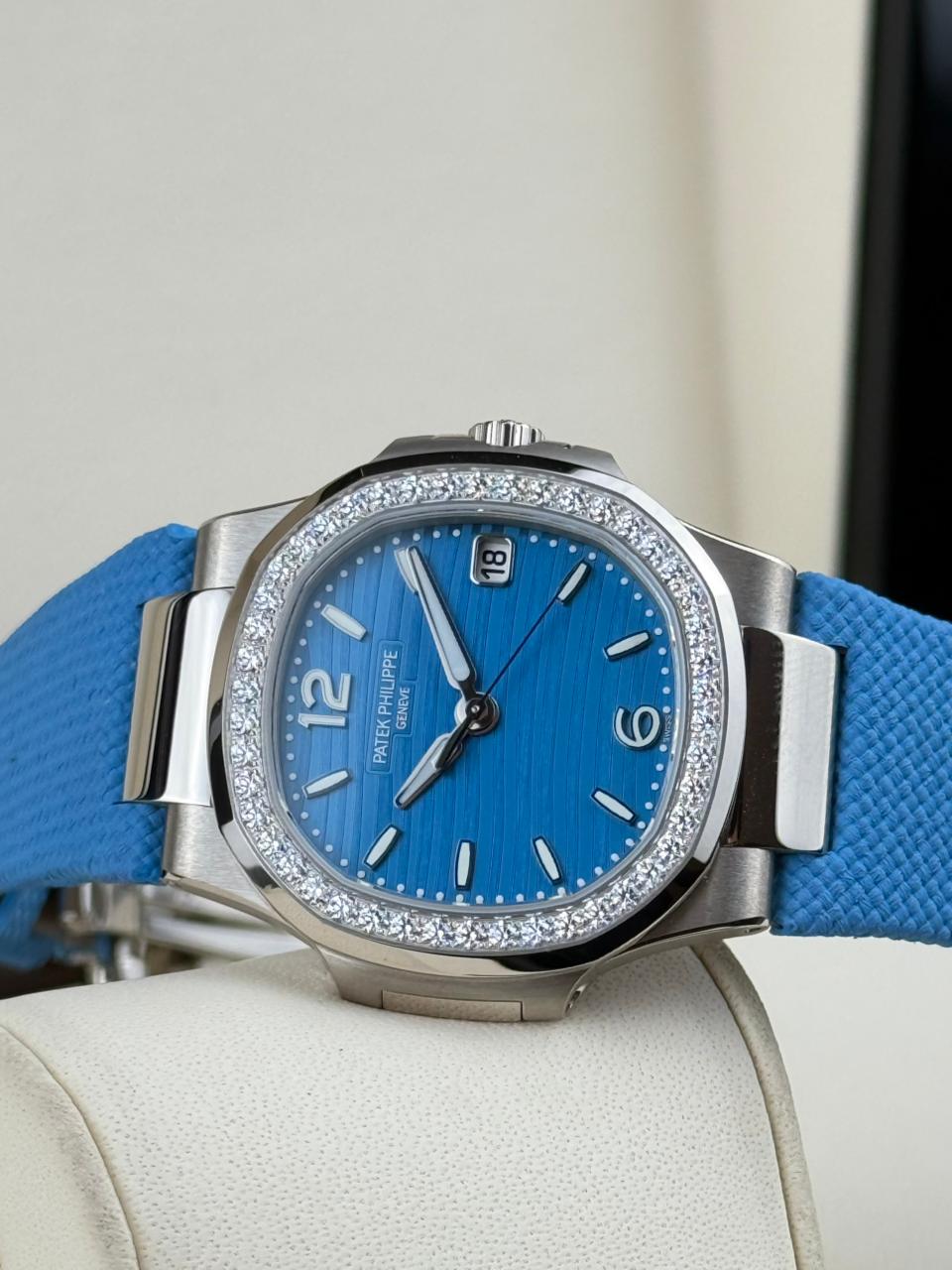 Patek Philippe Nautilus 32mm Quartz Lacquered Azure Blue 2025 - HOURLY 
