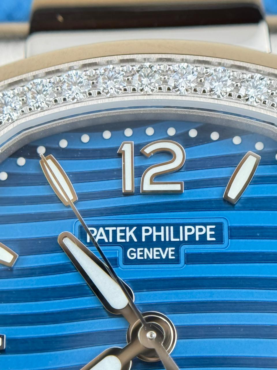 Patek Philippe Nautilus 32mm Quartz Lacquered Azure Blue 2025 - HOURLY 