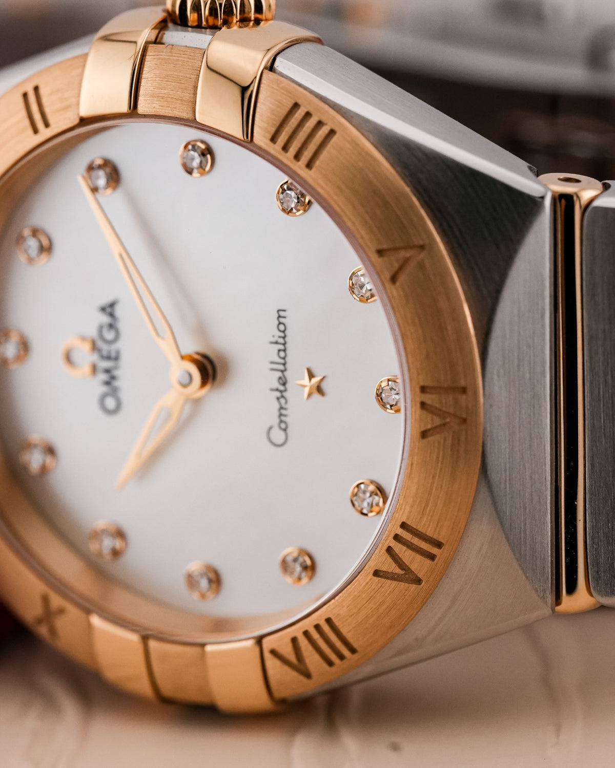 Omega Constellation 28mm Steel & YellowGold Mother Of Pearl 2022 - HOURLY 